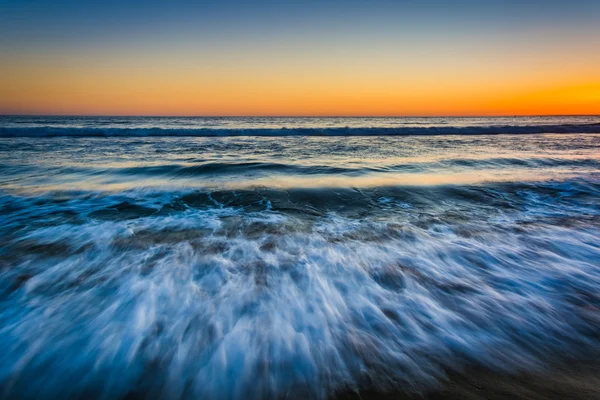 Sunset over waves in the Pacific Ocean, in Santa Monica, Califor — Stock Photo, Image