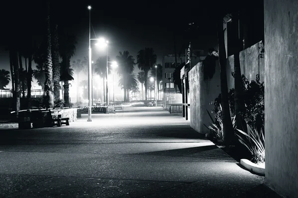 The Oceanfront Walk di notte, a Santa Monica, California . — Foto Stock