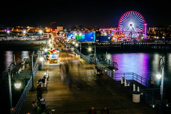 Santa Monica Pier på natten, i Santa Monica, Kalifornien. — Stockfoto