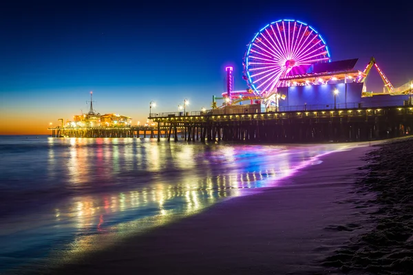 The Santa Monica Pier at night, in Santa Monica, California. — Stock Photo, Image