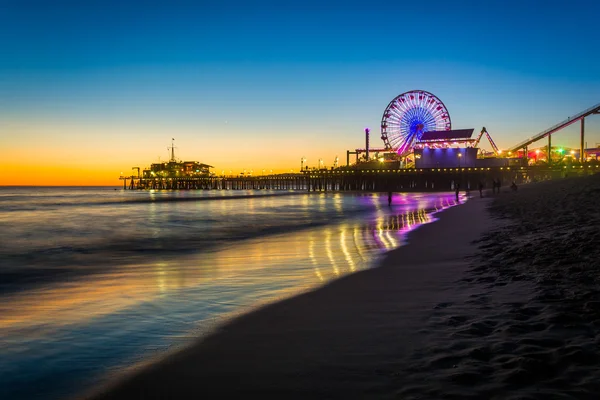 O cais de Santa Monica ao pôr-do-sol, em Santa Monica, Califórnia . — Fotografia de Stock