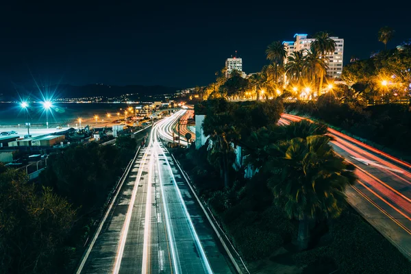 Трафік на тихоокеанському узбережжі шосе в нічний час, в Санта-Моніці, Калі — стокове фото