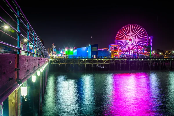 Éjjel, a Santa Monica Pier Santa Mon óriáskerék — Stock Fotó