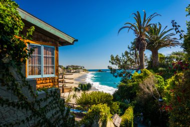 Ev ve Victoria Beach, Laguna Beach, California görünümünü.