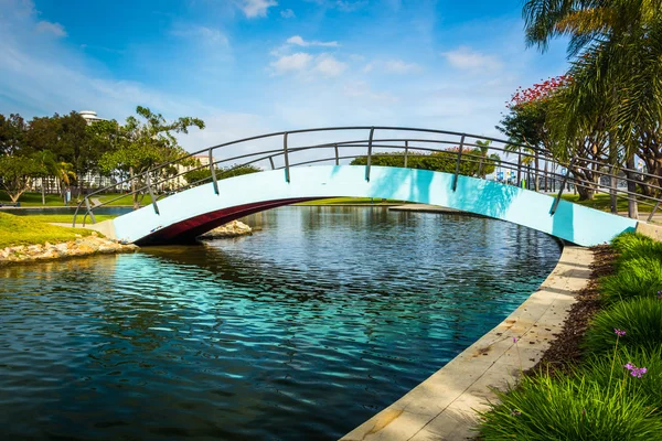 Most u Rainbow laguny parku v Long Beach, Kalifornie. — Stock fotografie