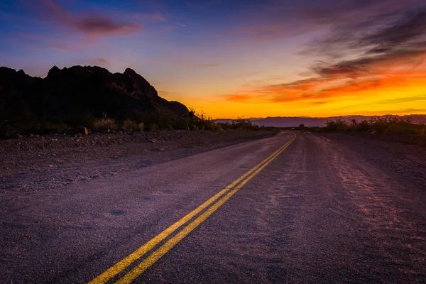 Route historique 66 au coucher du soleil, à Oatman, Arizona . — Photo