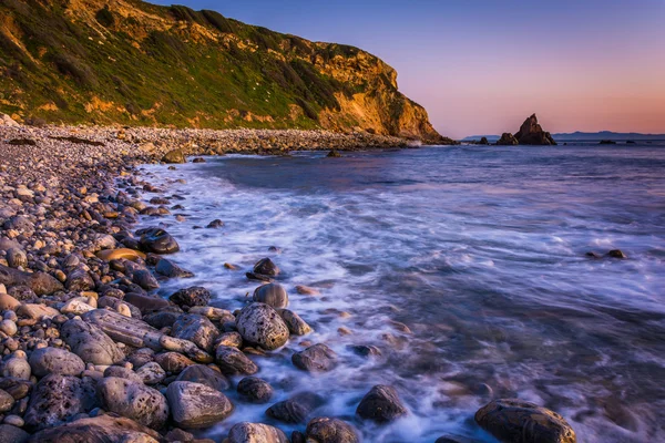 Long exposure of waves crashing on rocks at sunset, taken at Pel — Stock Photo, Image