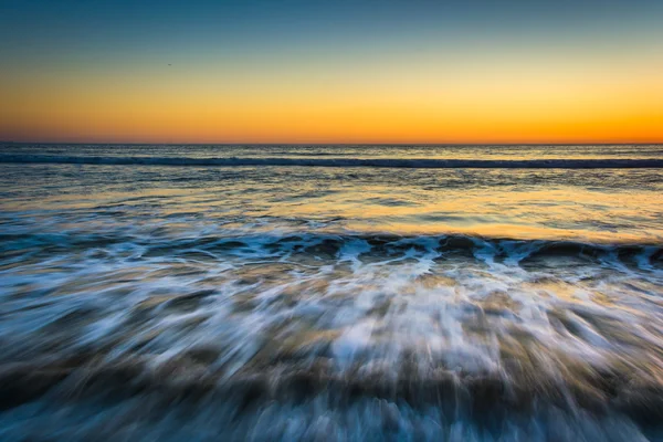 Puesta de sol sobre las olas en el Océano Pacífico, en Santa Mónica, Califor — Foto de Stock