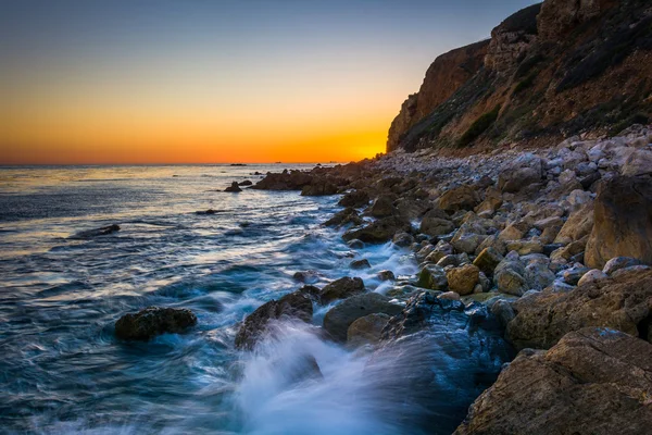 Ondas batendo em rochas em Pelican Cove ao pôr do sol, em Rancho Pal — Fotografia de Stock