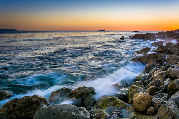 Ondas batendo em rochas em Pelican Cove ao pôr do sol, em Rancho Pal — Fotografia de Stock