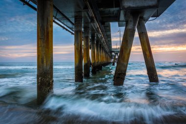 Pasifik Okyanusu ve günbatımı, Venedik Bea iskelede dalgalarda