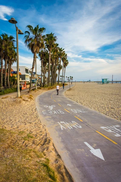 Caminho de bicicleta ao longo da praia, em Venice Beach, Los Angeles, Califor — Fotografia de Stock