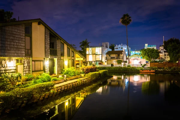 Houses along the Venice Canals at night, in Venice Beach, Los An — Stock Photo, Image