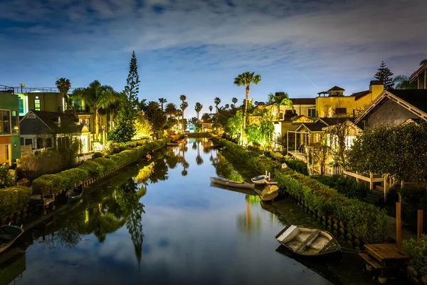 Casas a lo largo de los canales de Venecia por la noche, en Venice Beach, Los An — Foto de Stock