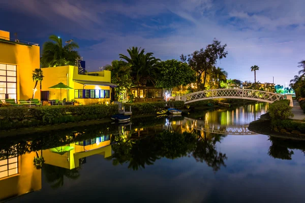 Houses and bridge along the Venice Canals at night, in Venice Be — Stock Photo, Image