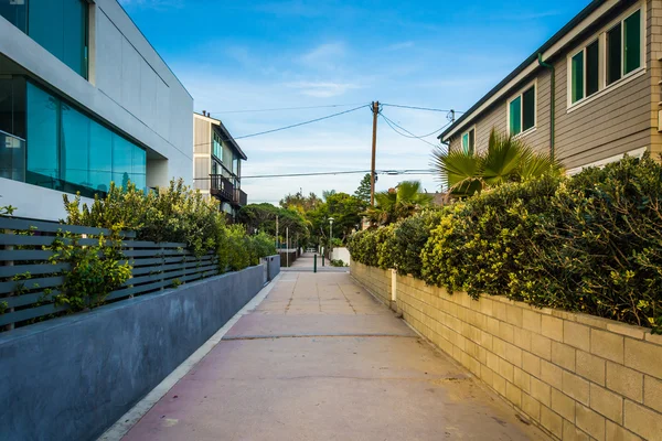 Caminhada entre casas em Venice Beach, Los Angeles, Califórnia . — Fotografia de Stock