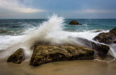 Dalgalar çökmesini California'dan Woods Cove, Laguna Beach, buzlu