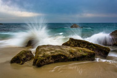 Dalgalar çökmesini California'dan Woods Cove, Laguna Beach, buzlu