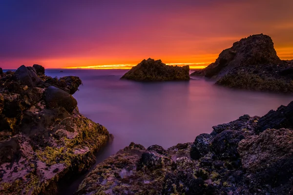 Larga exposición de olas y rocas en el Océano Pacífico al atardecer , — Foto de Stock