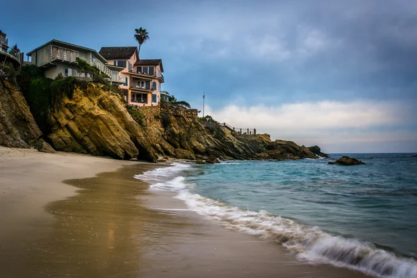 Sziklák és a házak, a fák Cove, Laguna Beach, Kalifornia. — Stock Fotó