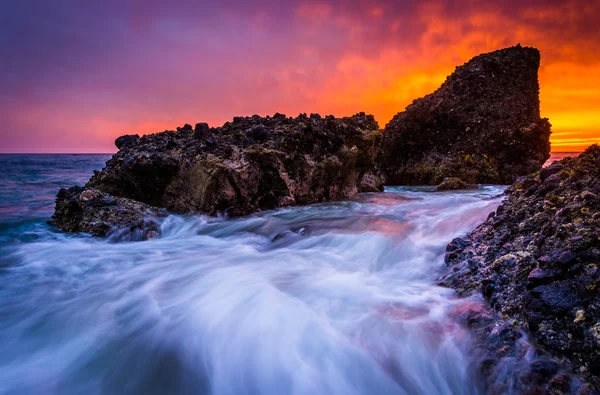 Vlny a skály v Tichém oceánu při západu slunce, v lese Cove, jsem — Stock fotografie