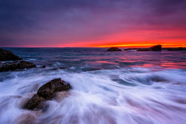 Onde e rocce nell'Oceano Pacifico al tramonto, a Woods Cove, i — Foto Stock