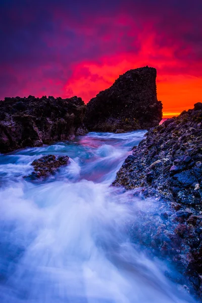 Ondas e rochas no Oceano Pacífico ao pôr do sol, em Woods Cove, i — Fotografia de Stock