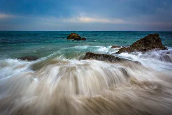 Olas cayendo sobre rocas en Woods Cove, en Laguna Beach, California —  Fotos de Stock