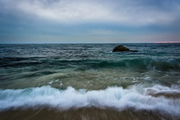 Olas rompiendo la orilla en Woods Cove, en Laguna Beach, Califor —  Fotos de Stock