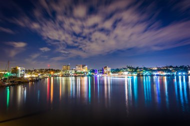 Via Lido köprü liman gece, üzerinde bulutlar, 