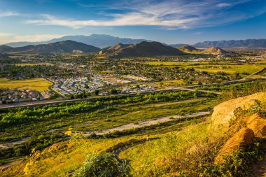 Uzak dağlar ve vadiler Mount Rubidou dan akşam görünümü
