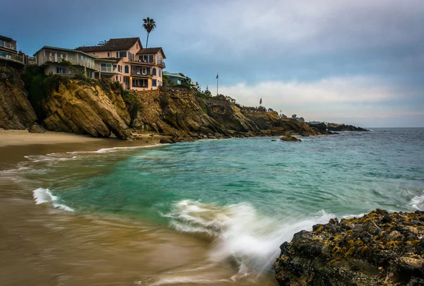 Klippen und Häuser an der Waldbucht, in Laguna Beach, Kalifornien. — Stockfoto