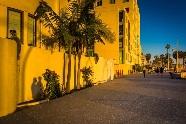 Evening light on the Oceanfront Walk, in Santa Monica, Californi — Stock Photo, Image