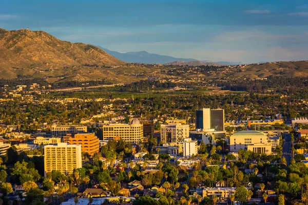Evening light on on distant mountains and the city of Riverside, — Stock Photo, Image