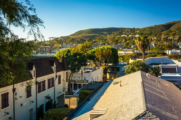 Evening view of buildings and hills in Laguna Beach, California. — Stock Photo, Image