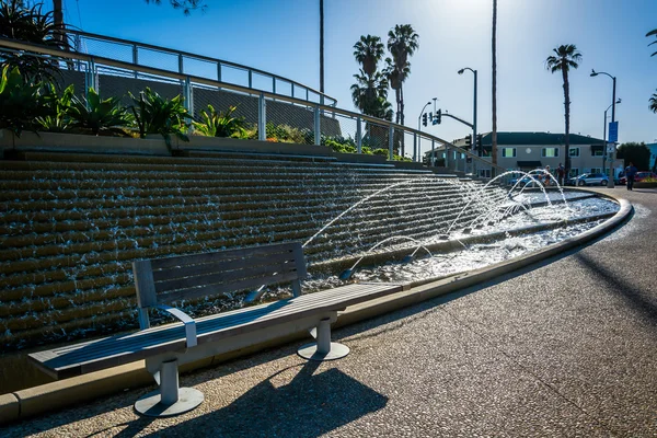 Fountains and bench at Tongva Park, in Santa Monica, California. — Stock Photo, Image