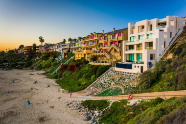 Corona Del Mar devlet Beach, Ins görülen yukarıda kayalıklarla evler