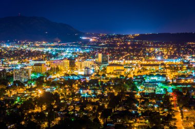 Mount Rubidoux Park, şehir, Riverside'dan görünümünü gece ben