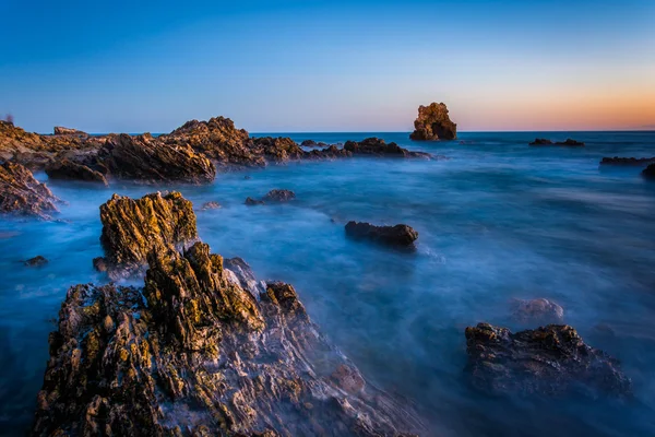 Larga exposición de agua y rocas en el crepúsculo, en Little Corona B — Foto de Stock