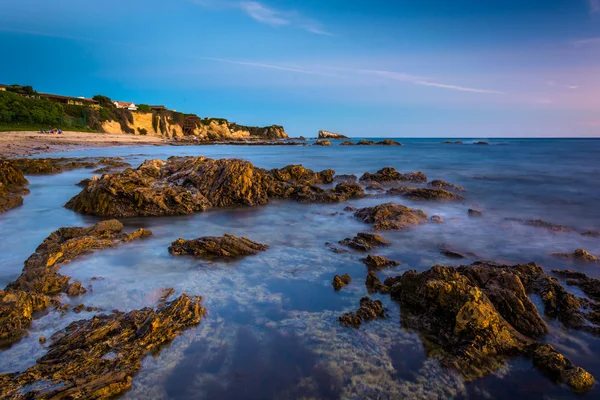 Felsen und Gezeitenpools in der Dämmerung, am kleinen Corona-Strand, in Cor — Stockfoto