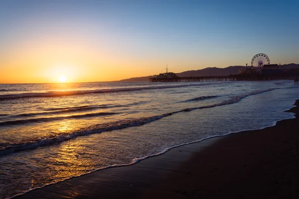 Pasifik Okyanusu ve Santa mo Santa Monica Pier üzerine günbatımı — Stok fotoğraf