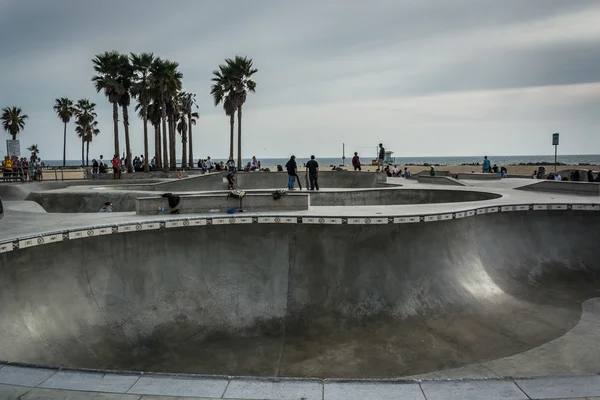 The Venice Skate Park, in Venice Beach, Los Angeles, California. — Stock Photo, Image