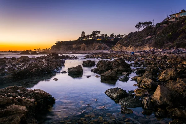 Příliv fondy při západu slunce, na malé pláži Corona, v Corona del Mar, — Stock fotografie