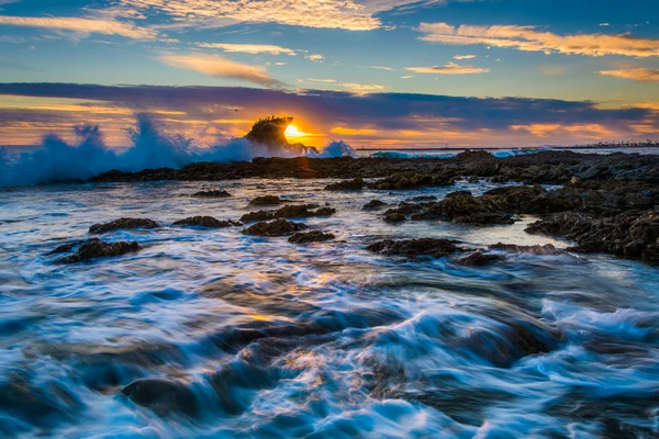 Ondas e rochas ao pôr do sol, na Little Corona Beach, em Corona del — Fotografia de Stock