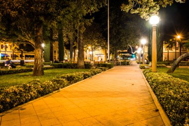 Orange daire içinde geçit gece, Orange, California.