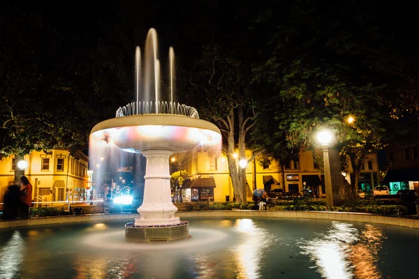 Fountain at Orange Circle at night, in Orange, California. — Stock Photo, Image