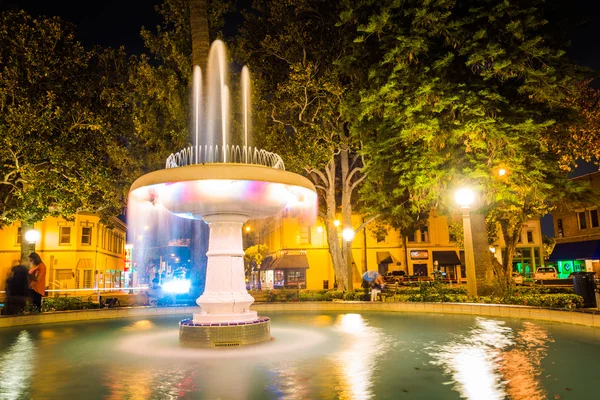 Fountain at Orange Circle at night, in Orange, California. — Stock Photo, Image