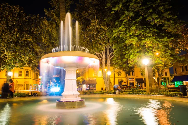 Fontein op oranje cirkel in de nacht, in Orange, Californië. — Stockfoto