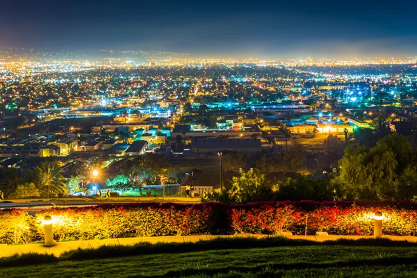 Nocny widok z parku na wzgórzu, w kalifornijskiej Signal Hill, Long Beach, — Zdjęcie stockowe