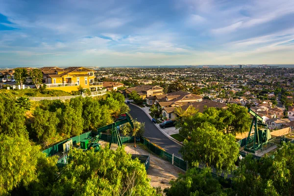 Nézd a dombtetőn Parktól, a Signal Hill, Long Beach, California. — Stock Fotó